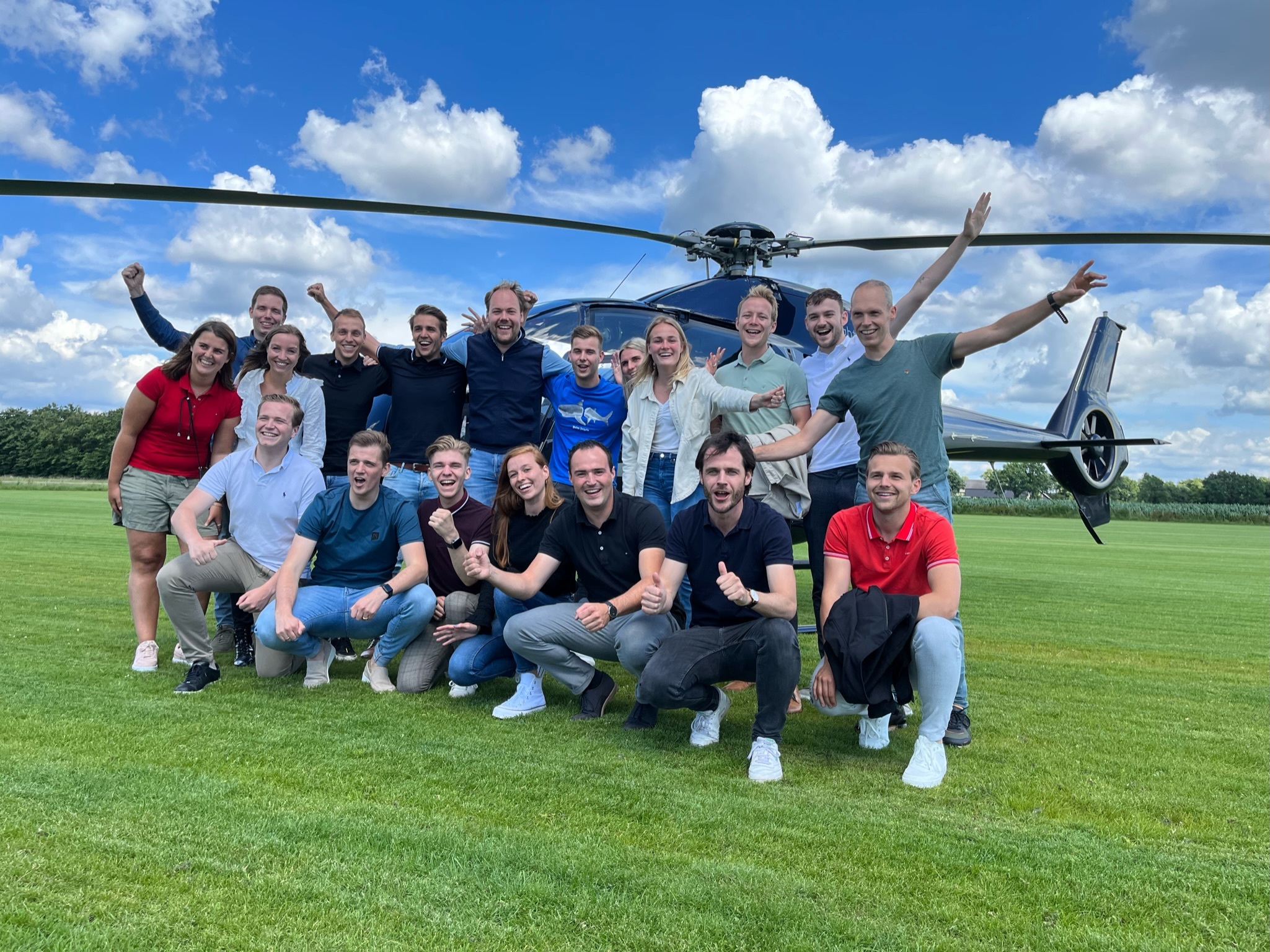 Team juichend bij een helikopter