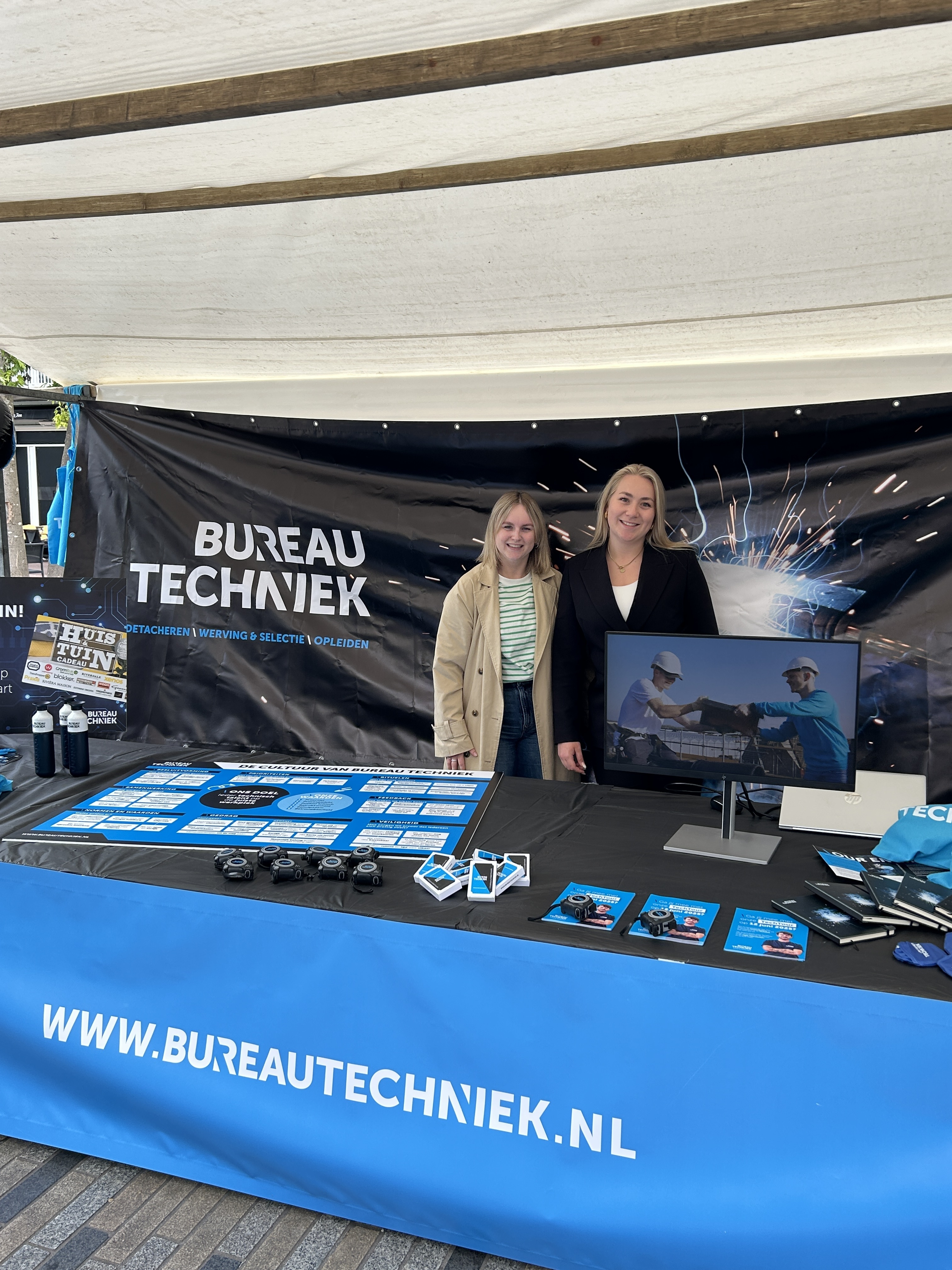 Collega's bij de beursstand van Bureau Techniek