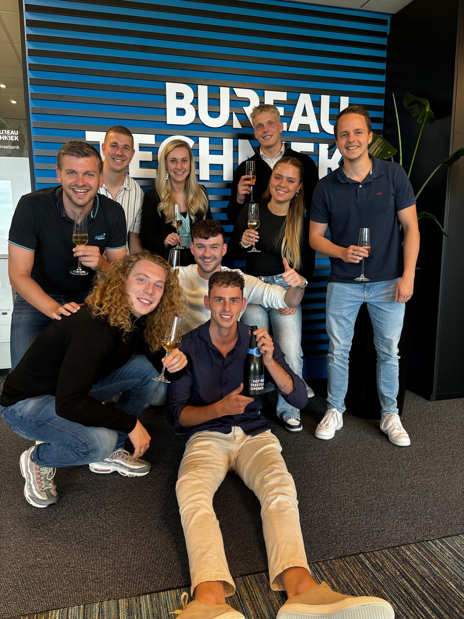 Collega's proosten tijdens een feestavond