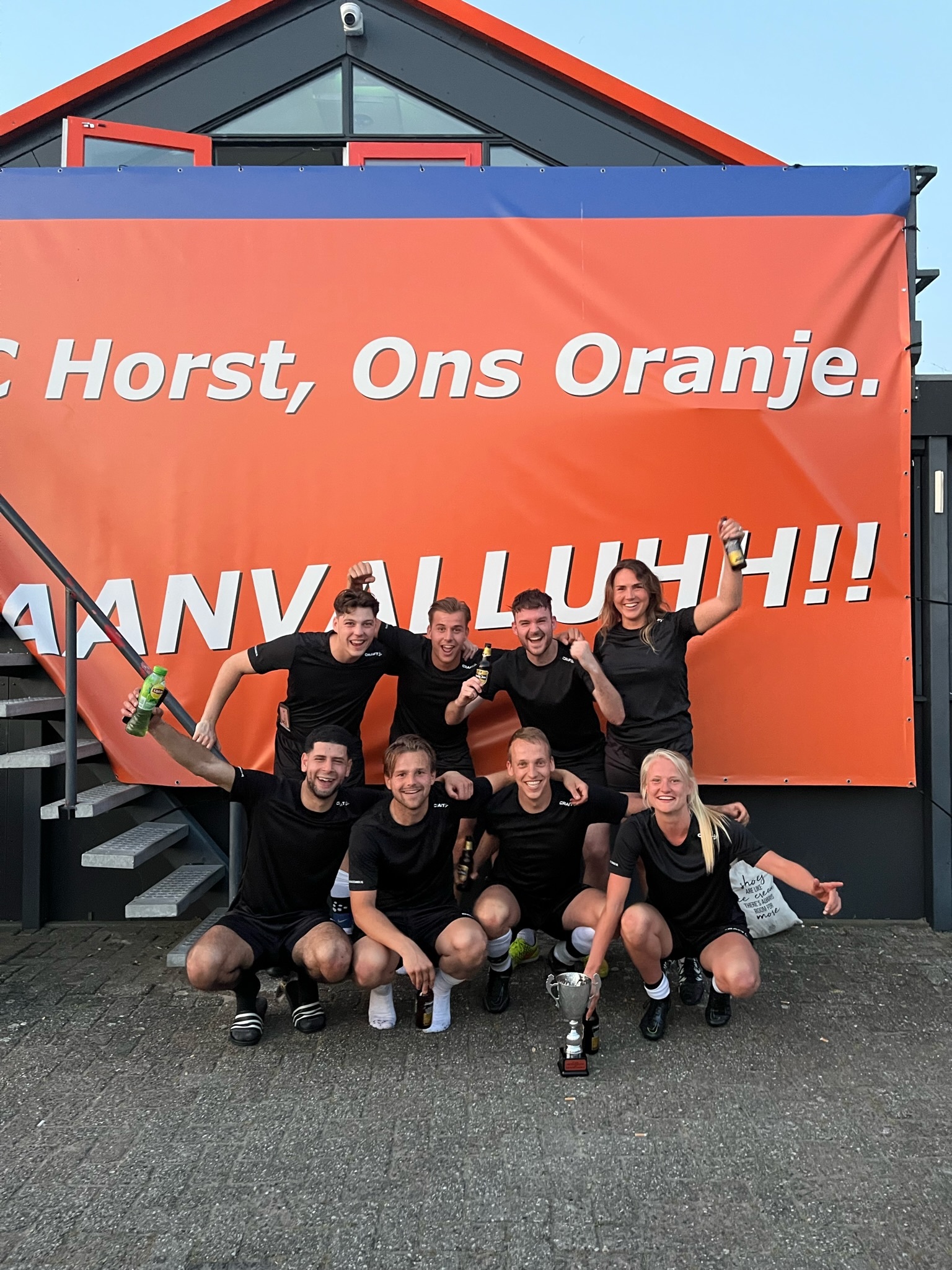 Team met spandoek tijdens een sportevenement