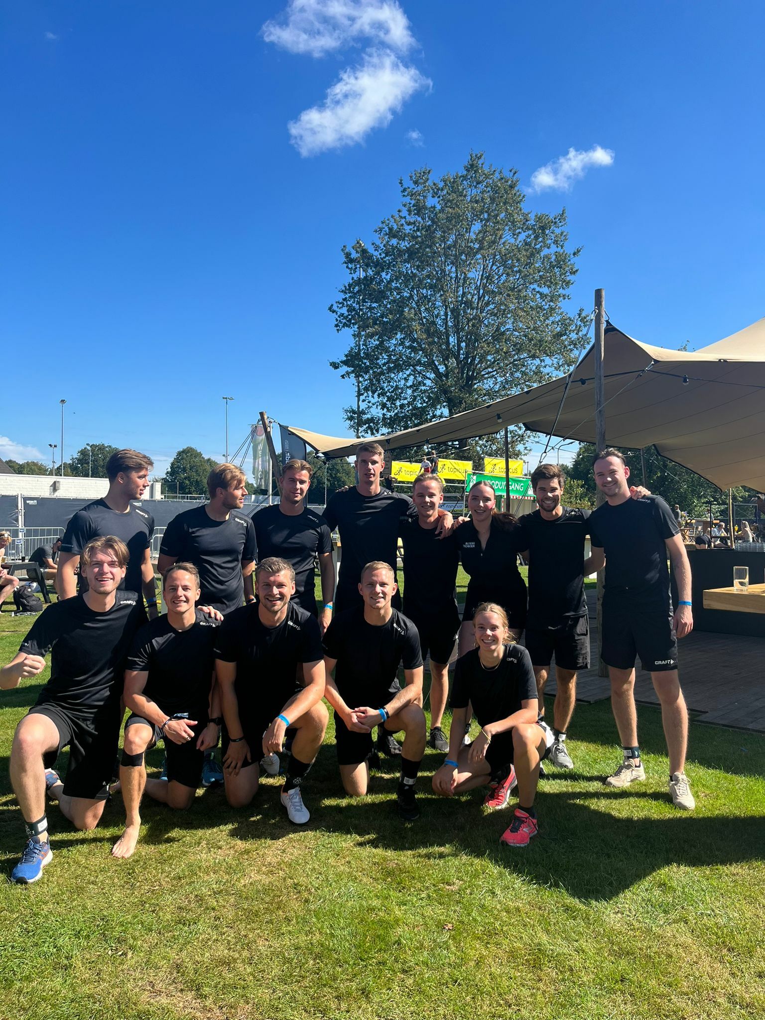 Teamfoto tijdens een sportevenement