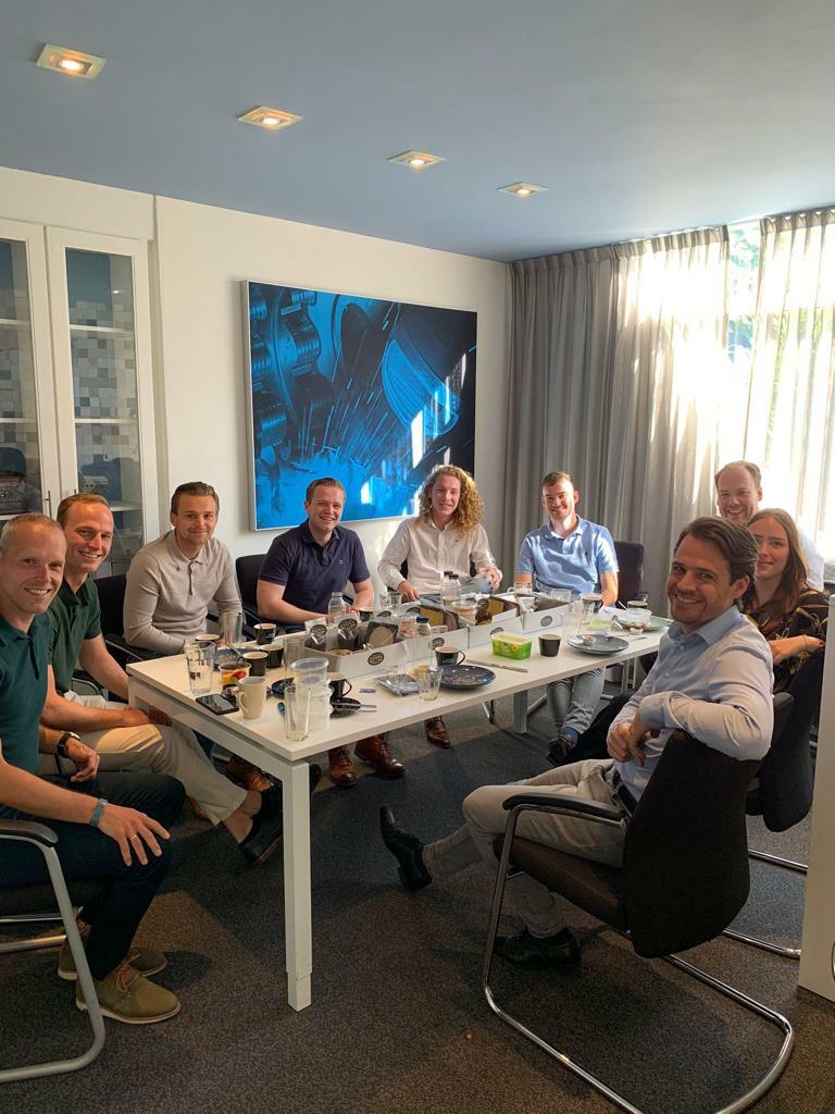 Collega's aan tafel tijdens een diner