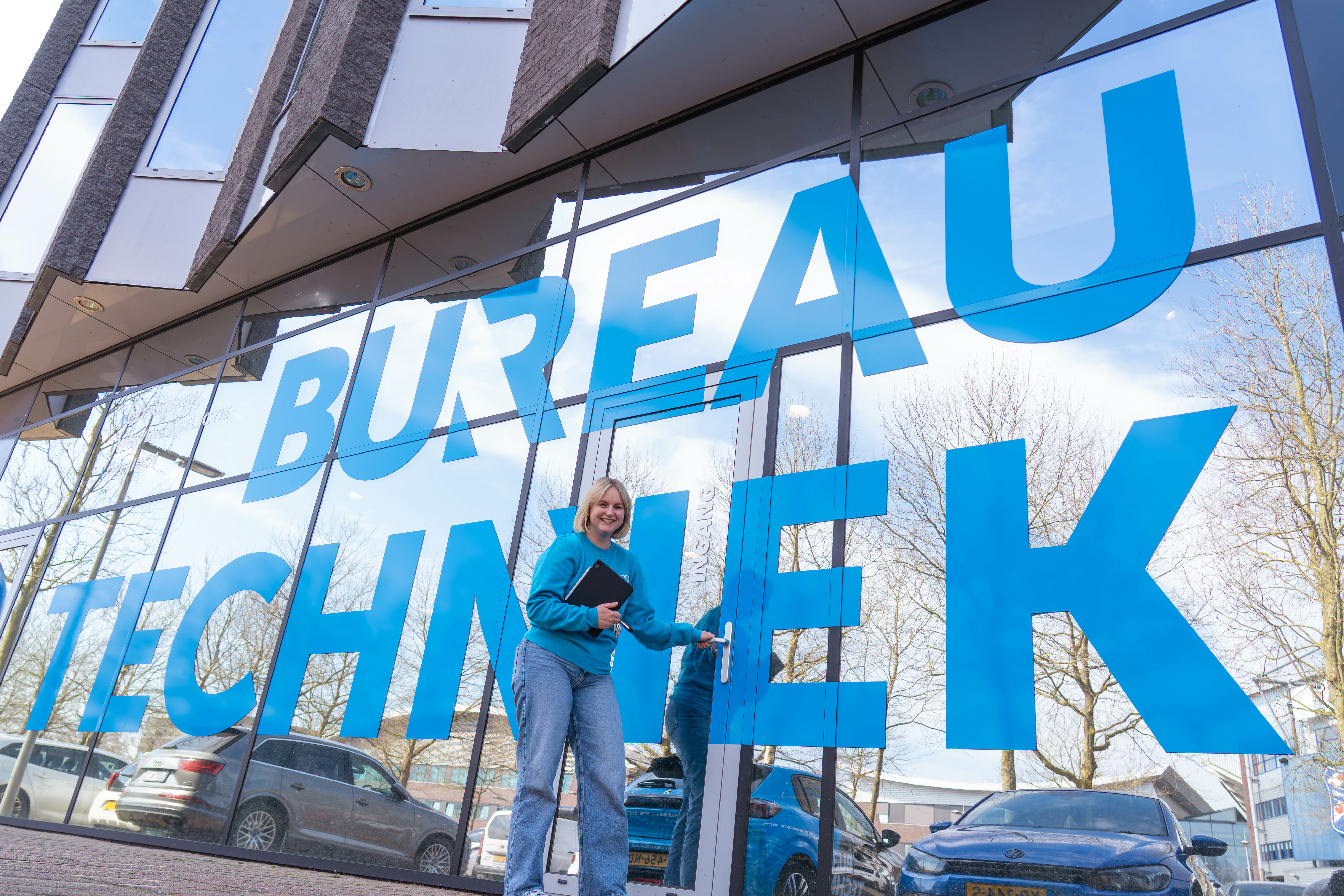 Collega voor de gevel met het logo van Bureau Techniek