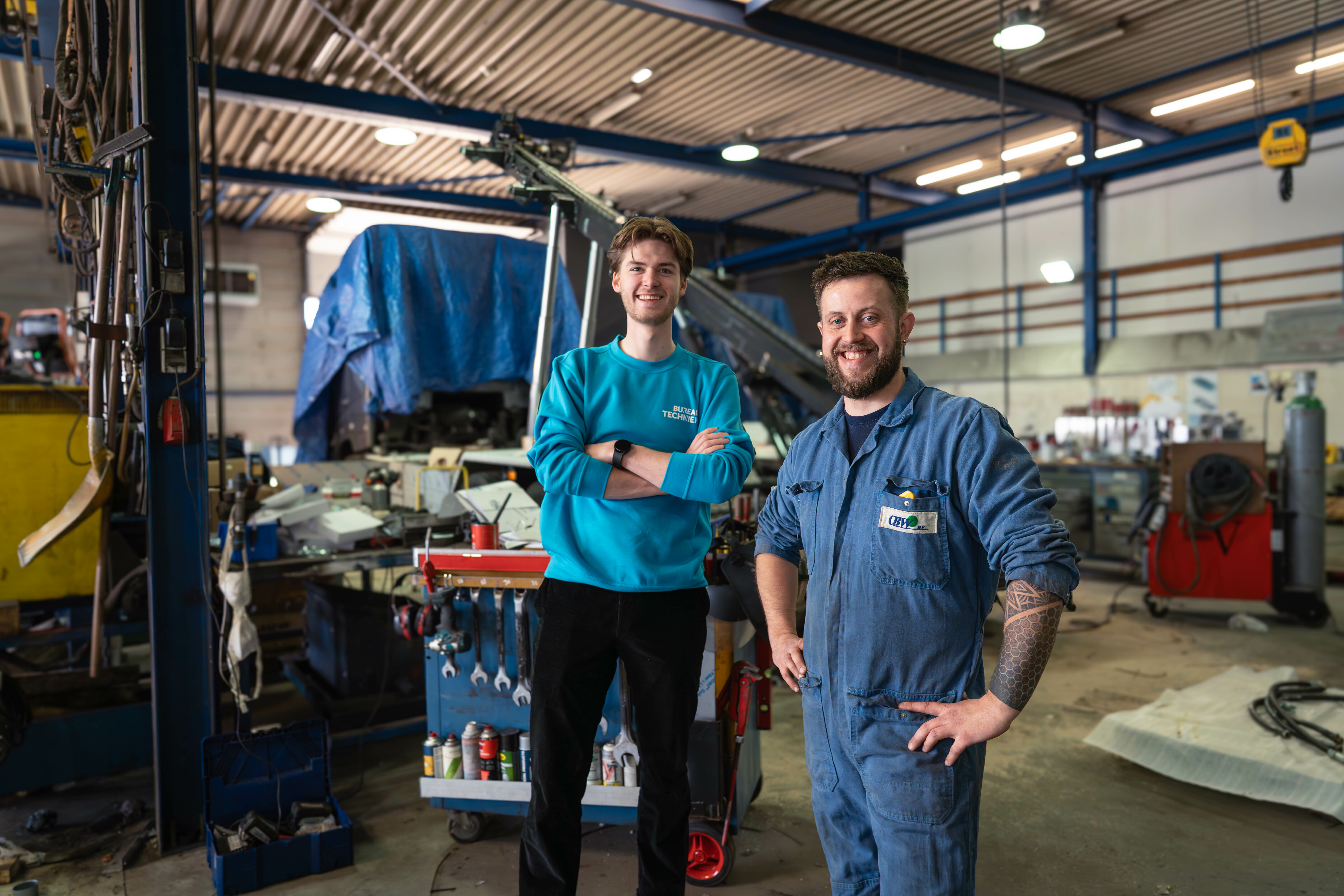 Twee collega's in de werkplaats