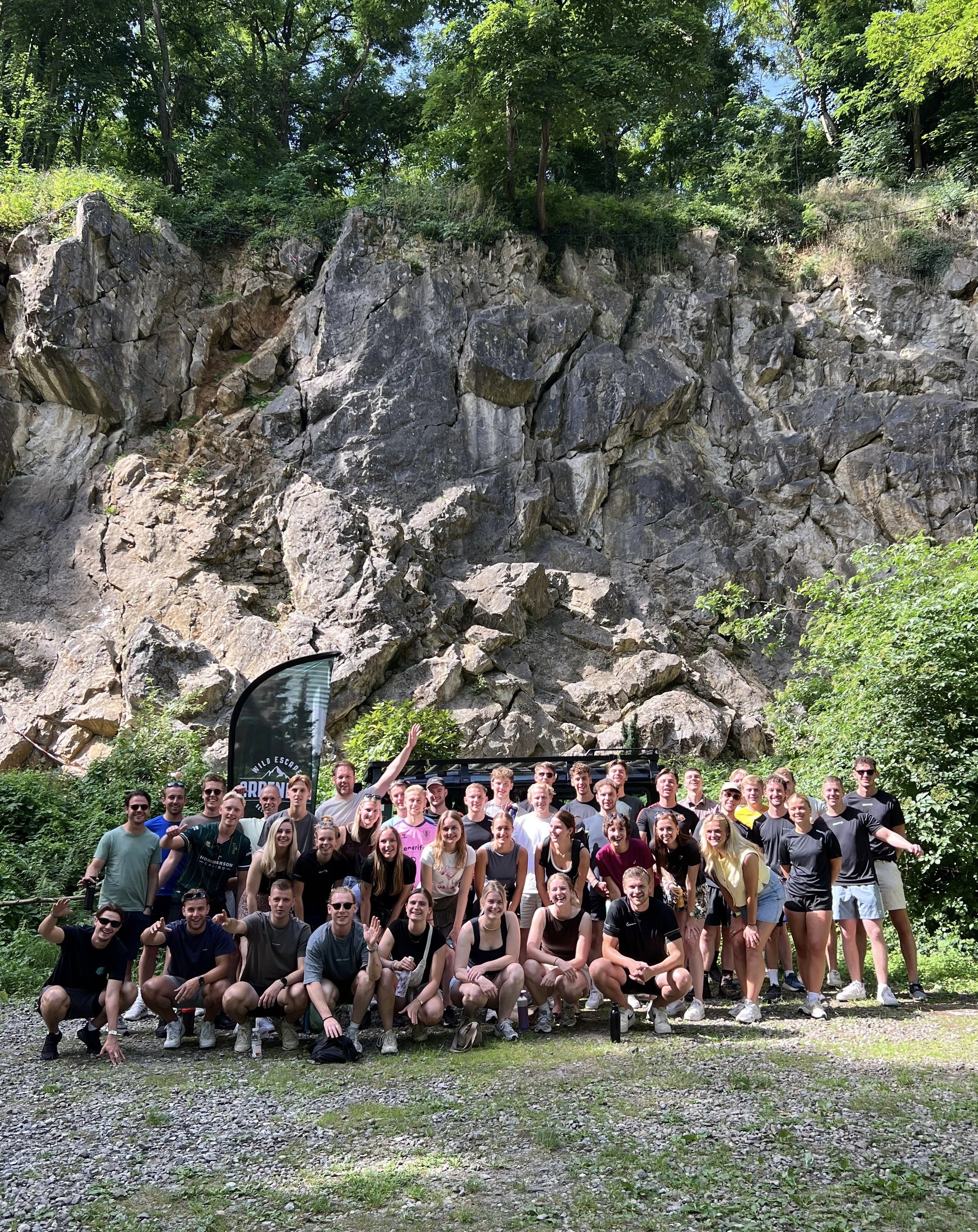 Groep collega's tijdens een teamuitje in de natuur