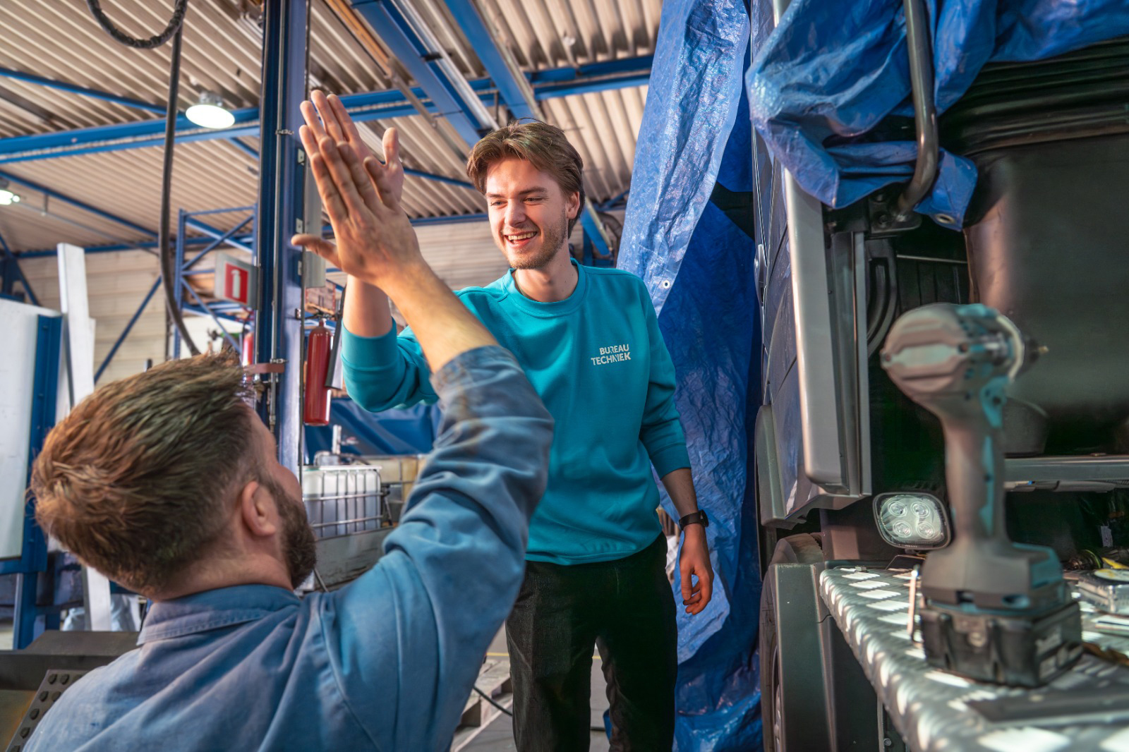 Een energieke highfive met Victor