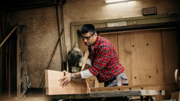 Timmerman aan het werk